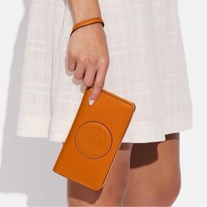 ✨💎EUC💎✨COACH PEBBLED LEATHER LARGE WRISTLET!